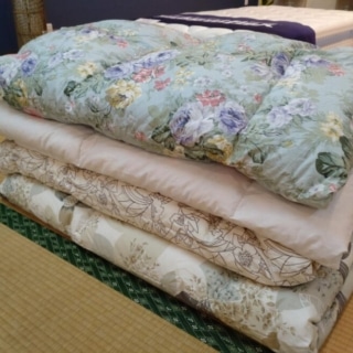 【納品事例】シングル肌掛け４枚からダブル１枚へ 押し入れの来客用羽毛布団を変身させるリフォーム